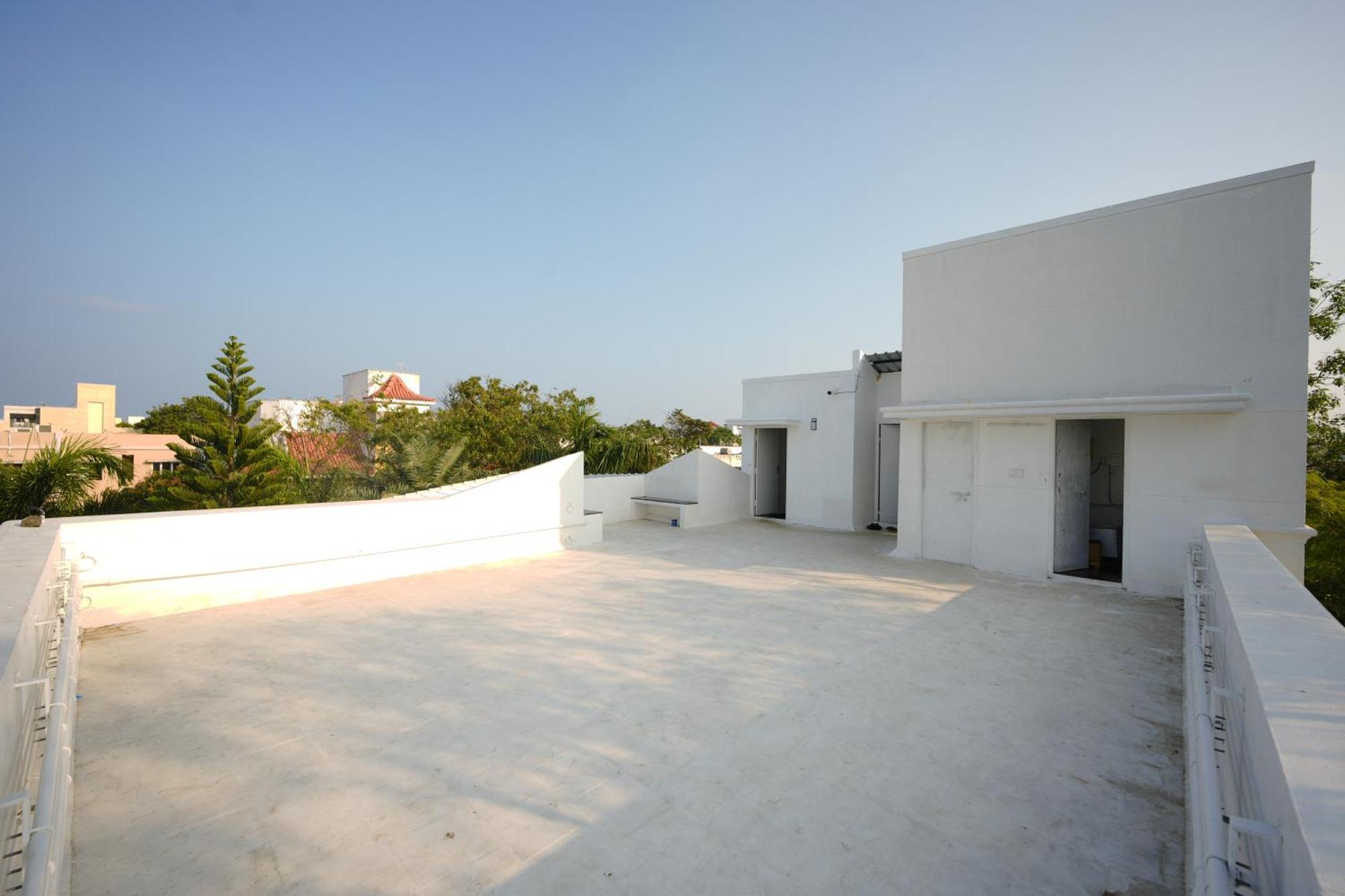 Bay Breeze Suites Chennai Bagian luar foto