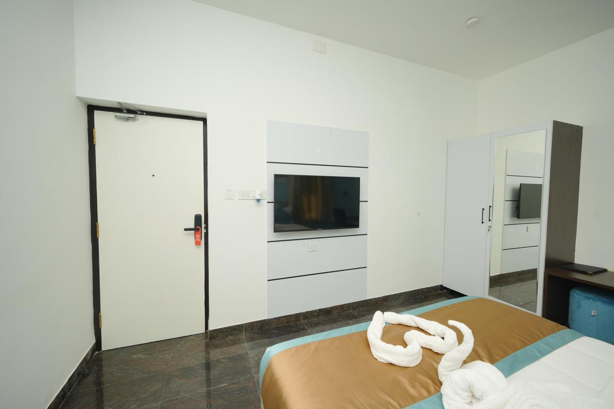 Bay Breeze Suites Chennai Bagian luar foto