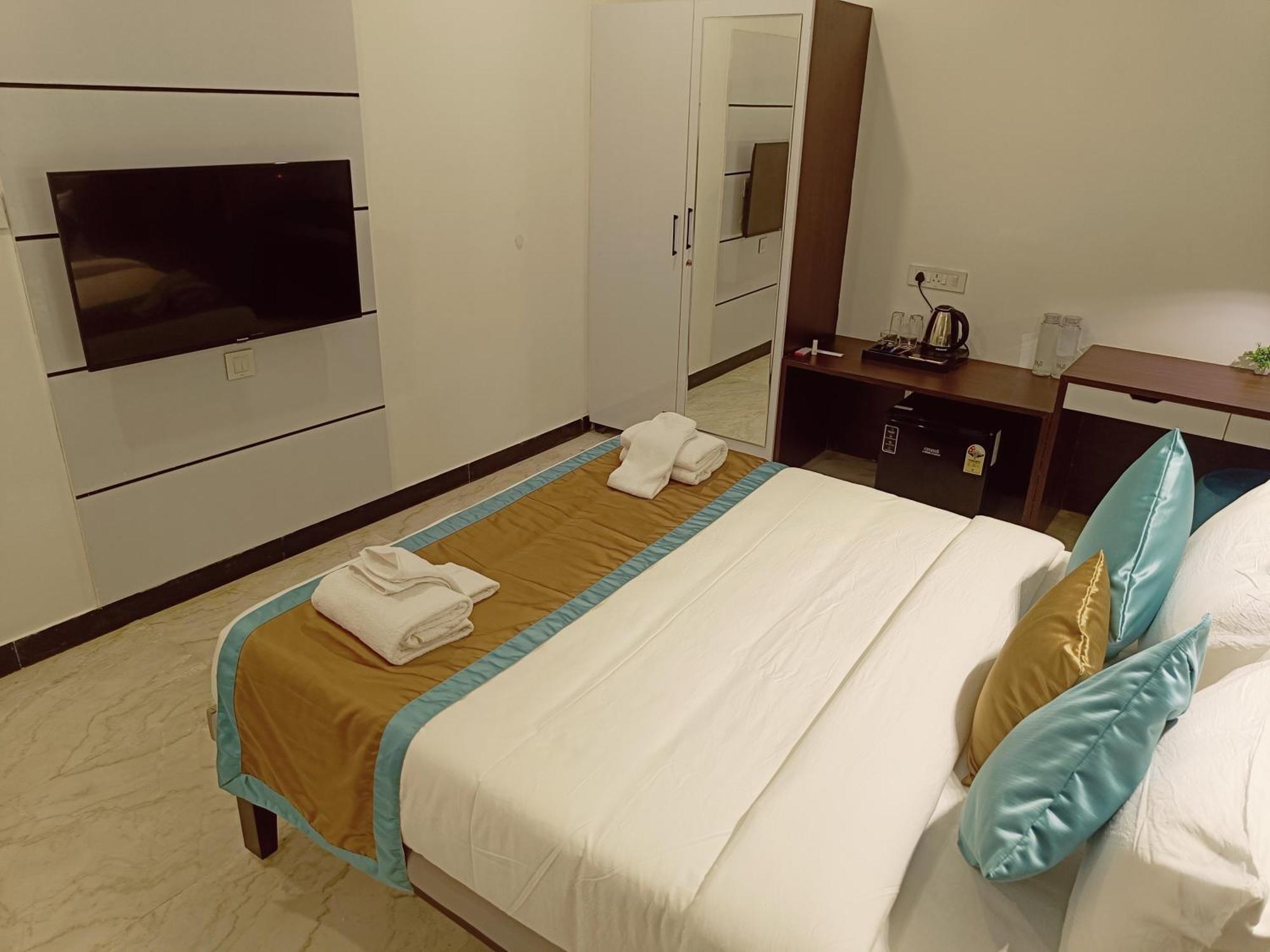 Bay Breeze Suites Chennai Bagian luar foto