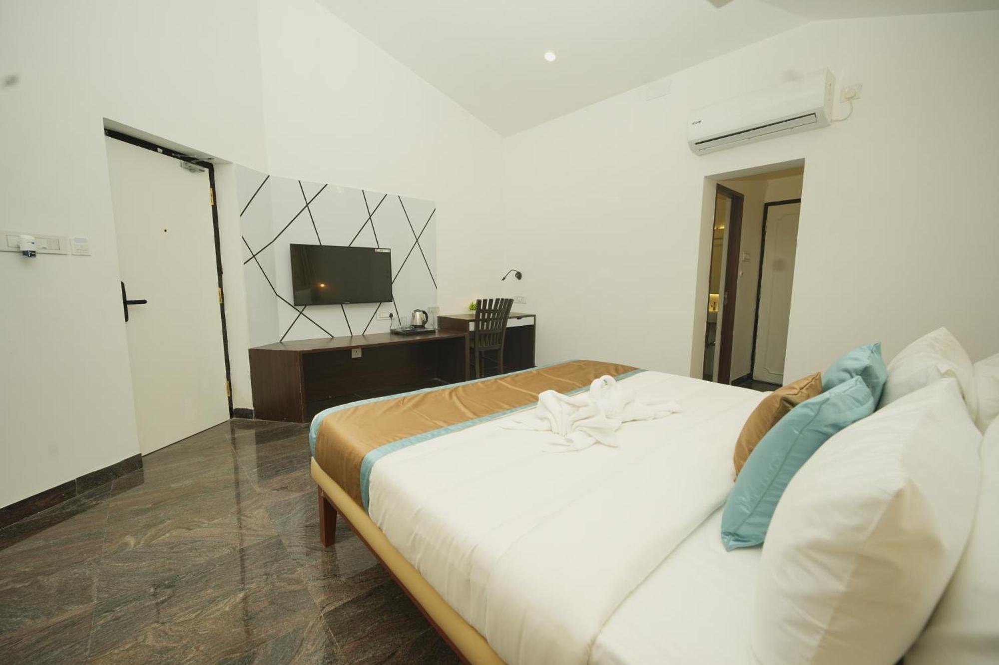 Bay Breeze Suites Chennai Bagian luar foto