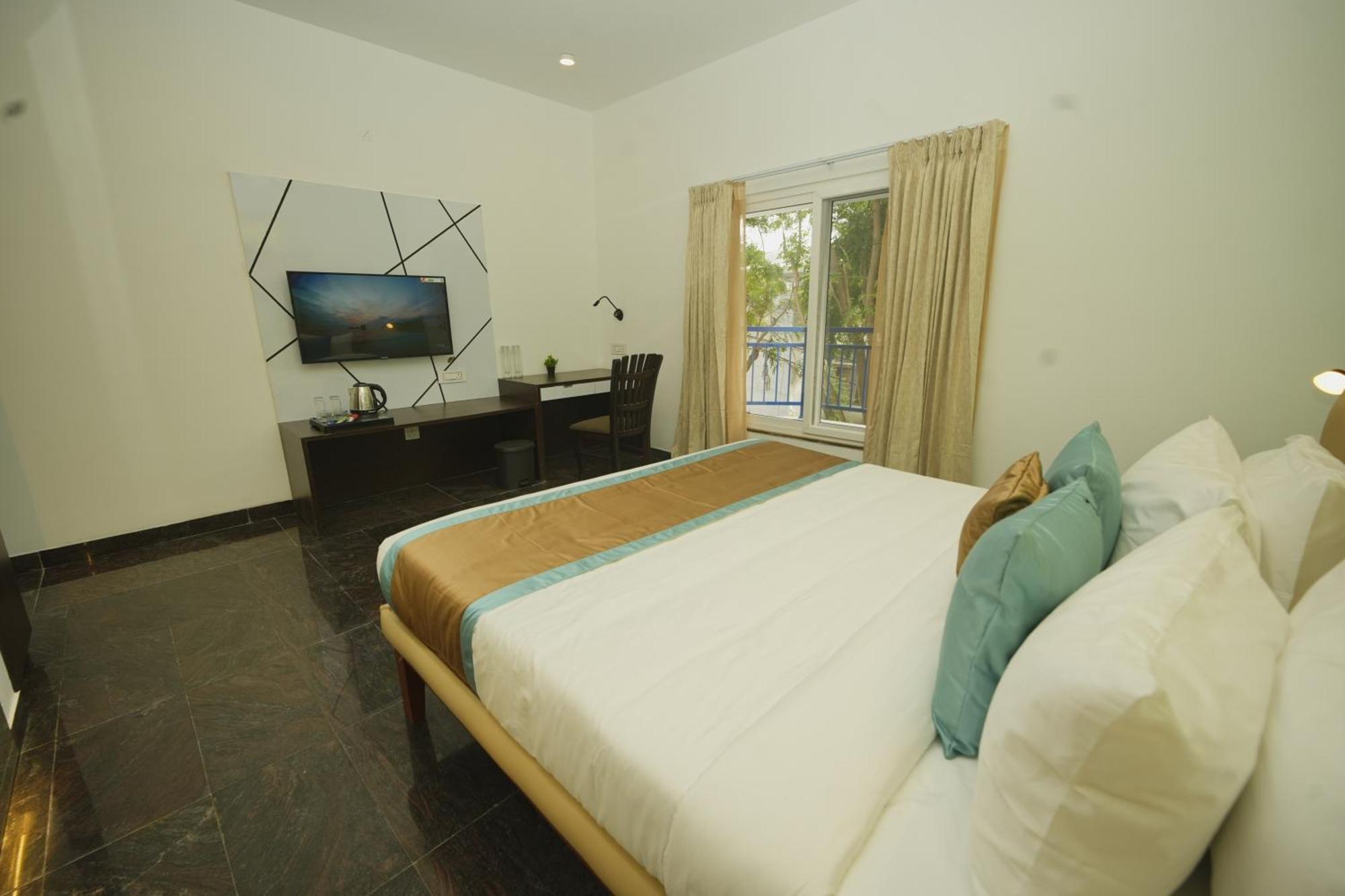 Bay Breeze Suites Chennai Bagian luar foto